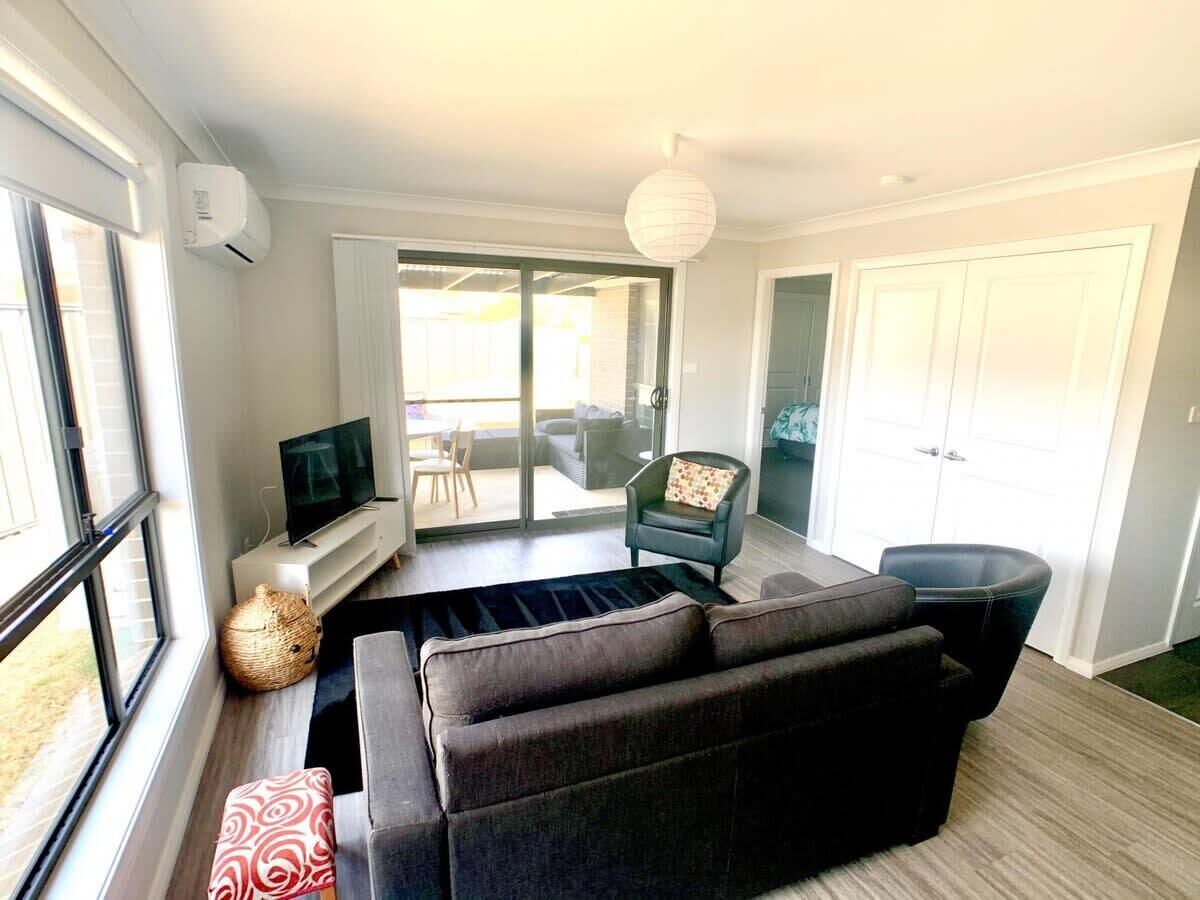 Televisión y oficina 