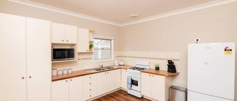 Geladeira, micro-ondas, fogão, cooktop