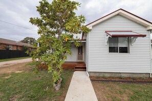 Exterior - Kinross on Cox - Cosy Family Home (Orange)