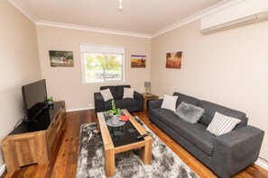 TV, Netflix, streaming services, offices - Kinross on Cox - Cosy Family Home (Orange)