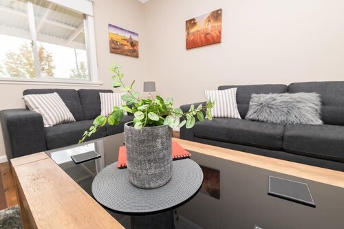 Kinross on Cox • Cosy Retreat • Opposite KWS