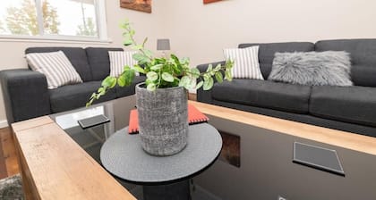 Kinross on Cox • Cosy Retreat • Opposite KWS