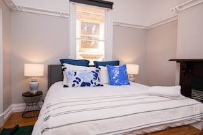 6 bedrooms, iron/ironing board, travel cot, WiFi - The Byng House • Central Orange • Sleeps 12 (Orange)