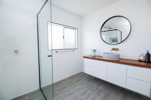 Bathtub, hair dryer, towels, shampoo