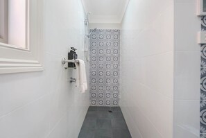 Chuveiro, secador de cabelo, piso aquecido, toalhas de banho