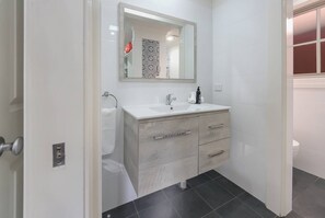 Chuveiro, secador de cabelo, piso aquecido, toalhas de banho