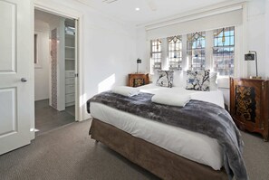 1 quarto, escrivaninha, ferros/tábuas de passar roupa, berço de viagem