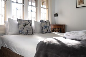 1 quarto, escrivaninha, ferros/tábuas de passar roupa, berço de viagem