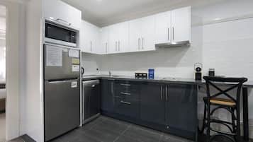 Kühlschrank, Mikrowelle, Herdplatte, Geschirrspüler