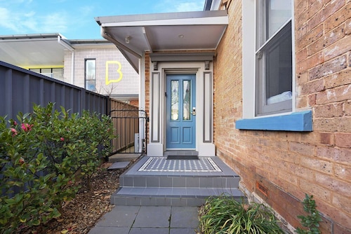 Blue Door Apartment 2 | CBD, Ideal for Work