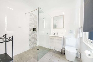 Dusche, Haartrockner, Fußbodenheizung (Badezimmer), Shampoo