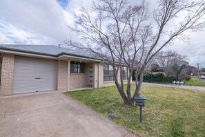 Exterior - Wonderful Windred - Quiet & Homely, 4 Smart TVs (Orange)