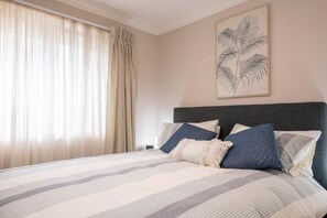 3 bedrooms, iron/ironing board, travel cot, WiFi - Wonderful Windred - Quiet & Homely, 4 Smart TVs (Orange)