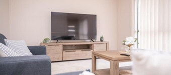 Wonderful Windred - Quiet & Homely, 4 Smart TVs