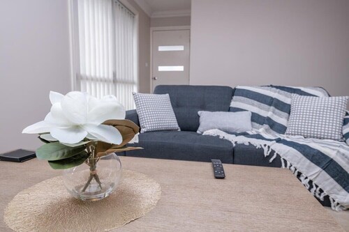 Wonderful Windred - Quiet & Homely, 4 Smart TVs