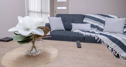 Wonderful Windred - Quiet & Homely, 4 Smart TVs