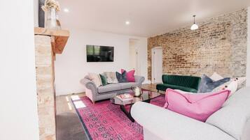 Télévision, cheminée, chaßne hi-fi, espaces bureaux