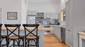 Een koelkast, een magnetron, een oven, een kookplaat