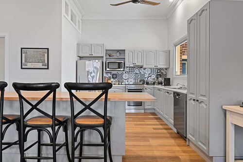 Dunkley House | 1895 Heritage CBD Stay, Sleeps 10