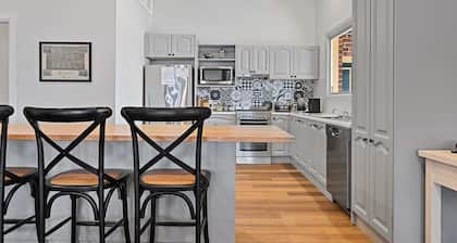 Dunkley House | 1895 Heritage CBD Stay, Sleeps 10