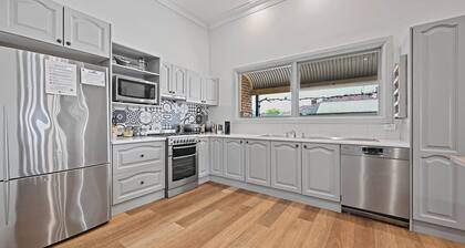 Dunkley House Bathurst | Large CBD Heritage Home, Sleeps 10