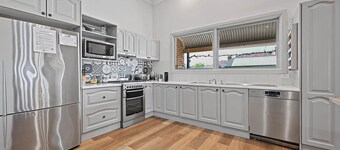 Dunkley House | 1895 Heritage CBD Stay, Sleeps 10