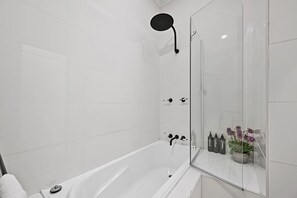Baignoire, sèche-cheveux, serviettes fournies, shampoing