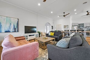 Una televisión, Netflix, servicios de streaming