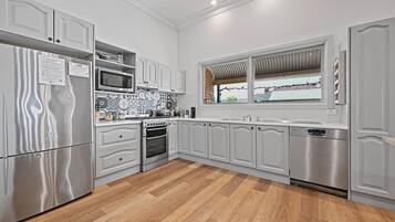 Een koelkast, een magnetron, een oven, een kookplaat