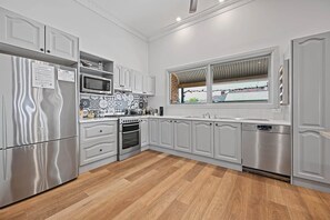 Frigorífico, microondas, horno y placa de cocina