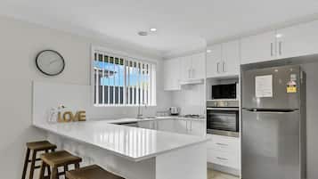 Refrigerador, microondas, horno, placa de cocina