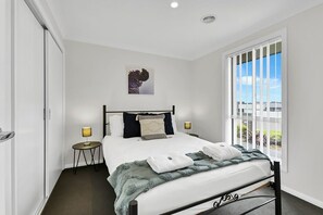 4 bedrooms, iron/ironing board, travel cot, WiFi - Emmaville - Modern, Convenient & Pets Allowed (Orange)