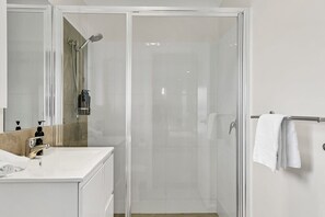 Bathtub, hair dryer, towels, shampoo - Emmaville - Modern, Convenient & Pets Allowed (Orange)