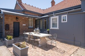Outdoor dining - Lansdowne - Grand Byng St Heritage Home in CBD (Orange)