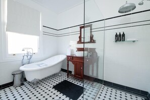 Bathtub, hair dryer, towels - Lansdowne - Grand Byng St Heritage Home in CBD (Orange)