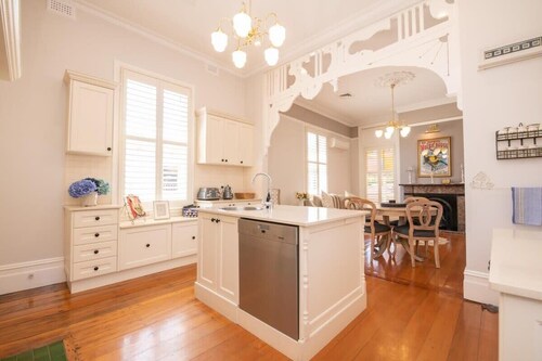 Lansdowne - Grand Byng St Heritage Home in CBD