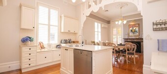 Lansdowne - Grand Byng St Heritage Home in CBD