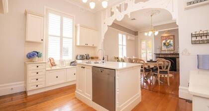 Lansdowne - Grand Byng St Heritage Home in CBD