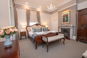 3 bedrooms, iron/ironing board, WiFi, bed sheets - Lansdowne - Grand Byng St Heritage Home in CBD (Orange)