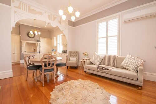 Lansdowne - Grand Byng St Heritage Home in CBD