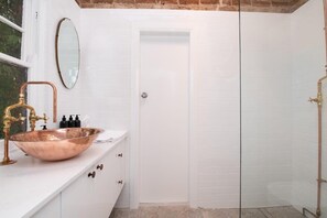 Bathtub, hair dryer, towels, shampoo - Summer House - Grand, Heritage, CBD near Cafe (Orange)