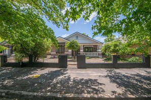 Exterior - Summer House - Grand, Heritage, CBD near Cafe (Orange)