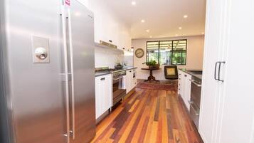 Køleskab, mikrobølgeovn, ovn, kogeplade