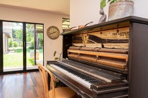 Interior - Summer House - Grand, Heritage, CBD near Cafe (Orange)