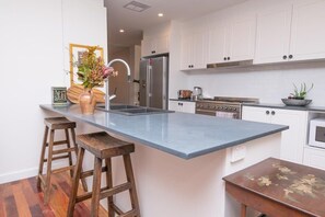 Fridge, microwave, oven, stovetop - Summer House - Grand, Heritage, CBD near Cafe (Orange)