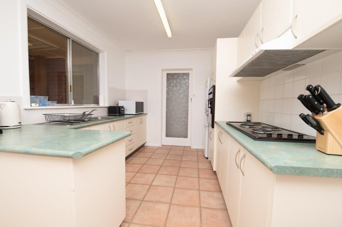 Kylskåp, mikrovågsugn, ugn och spishäll