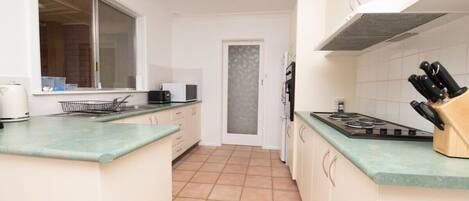 Kylskåp, mikrovågsugn, ugn och spishäll