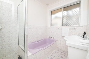 Tina, secadora de cabello, toallas 