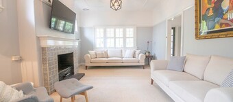 The Oaks on March - Stunning & Elegant CBD Home