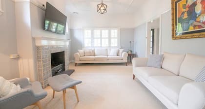 The Oaks on March - Stunning & Elegant CBD Home